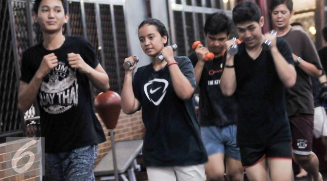Gloria, Isky, dan Anggota Cinere Fight Club Sedang Melakukan Pemanasan Sebelum Latihan Inti Muay Thai Dilakukan