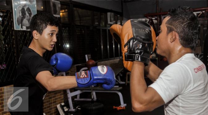 Ahmad Rizky Ferdian Saat Berlatih Muay Thai di Bawah Bimbingan Khadafi Fidal di Cinere Fight Club, Senin (14/11/2016)
