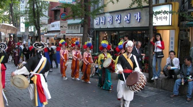 Salah satu festival seni di Jalan Insadong, Kota Seoul, Korea Selatan. (teacherspagewordpress.com)