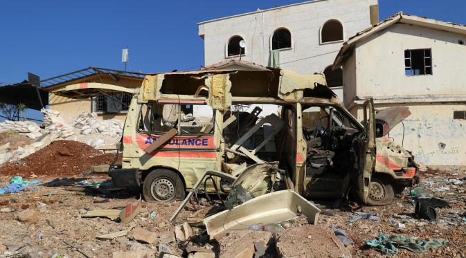 Sebuah mobil ambulan hancur usai diserang roket oleh koalisi Suriah-Rusia, Aleppo, Suriah, Selasa (15/11). Akibat serangan ini sejumlah perawat dan pasien mengalami luka serius. (REUTERS)