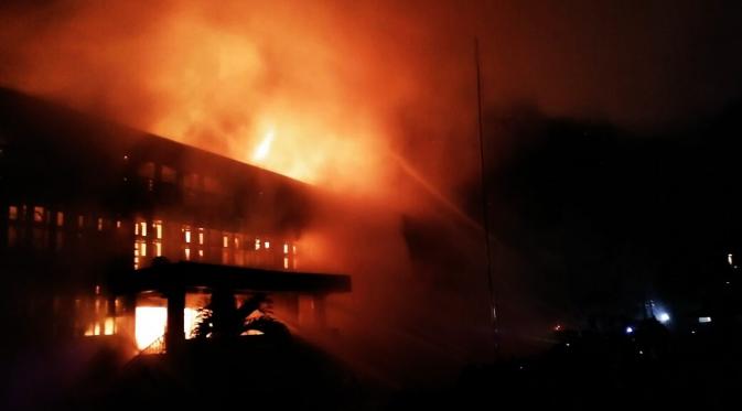Kebakaran melanda Markas Polisi Militer Kodam XII/Tanjungpura (Pomdam XII/Tanjungpura), Selasa (15/11/2016) tengah malam. (Foto: BPBD Kota Pontianak/Raden AMP)