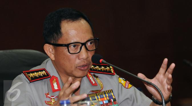 Kapolri Jenderal Tito Karnavian memberi keterangan terkait penetapan Basuki Tjahaja Purnama (Ahok) sebagai tersangka kasus penistaan agama di Jakarta, Rabu (16/11). Ahok ditetapkan tersangka usai gelar perkara, (15/11). (Liputan6.com/Helmi Fithriansyah)