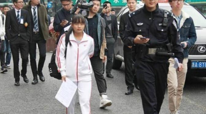 Putus asa mencari uang, gadis ini melakukan hal yang tak biasa. (Foto: shanghaiist.com)