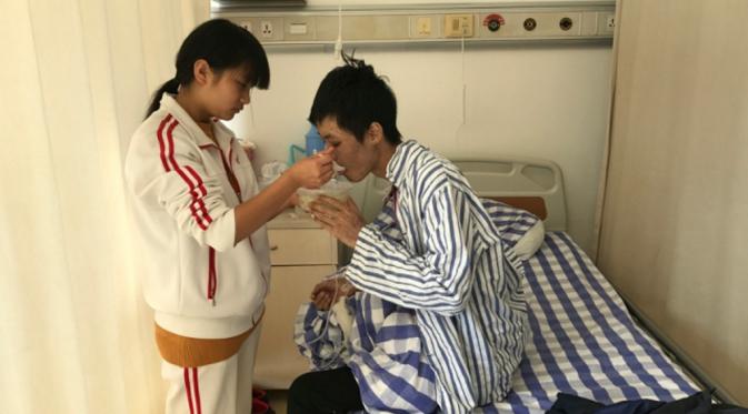 Putus asa mencari uang, gadis ini melakukan hal yang tak biasa. (Foto: shanghaiist.com)