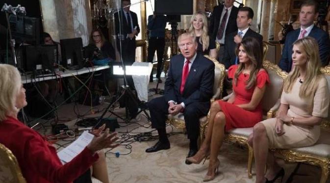 'Jualan' Gelang di Wawancara Spesial Donald Trump, Ivanka Dikecam (AP)