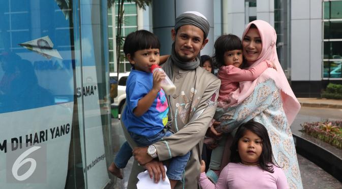 Keluarga Ustadz Guntur Bumi (UGB) usai mengisi sebuah acara di kawasan Tendean, Jakarta, Rabu (16/11). UGB mengaku telah rujuk kembali dengan Puput Melati. (Liputan6.com/Herman Zakharia)
