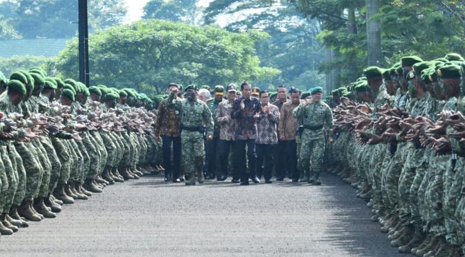 Jokowi berjalan ditengah pasukan baret hijau Kostrad saat mengunjungi Markas Divisi Infanteri 1 Kostrad Cilodong, Jawa Barat, Rabu (16/11).Presiden yang merupakan Panglima Tertinggi TNI ini disambut yel-yel 3.500 pasukan. (DOK. PENKOSTRAD)
