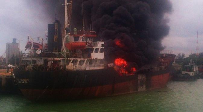 Satu tanker terbakar di Pelabuhan Batu Ampar, Kota Batam, Kepulauan Riau, Rabu (16/11/2106). (Liputan6.com/Ajang Nurdin)