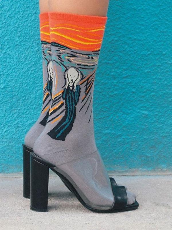 Motif kaus kaki yang gemas ini buat langkah kakimu juga ikut riang tau~ (via: Boredpanda.com)