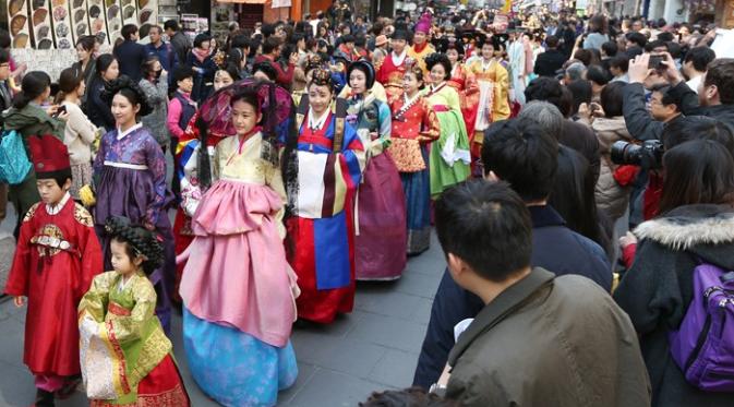 Sebuah festival di Insadong yang diramaikan warga yang mengenakan pakaian tradisional hanbok. (korea.net)