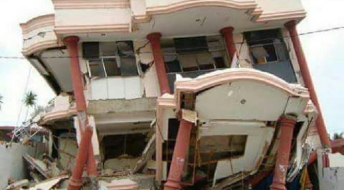 Foto rumah roboh yang disebut dampak gempa Malang dinyatakan tidak benar oleh BPBD. (dok. istimewa)