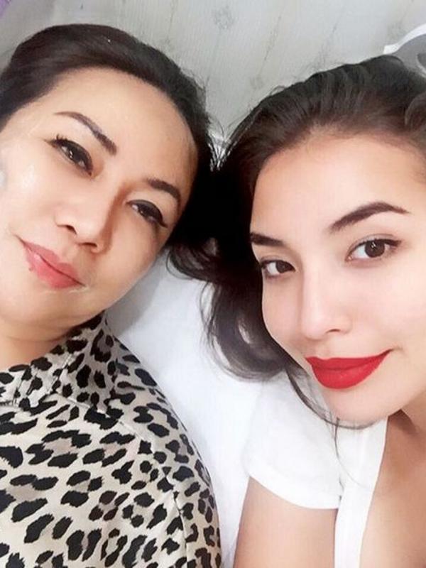 Daisy Fajarini dan Manohara melakoni perawatan wajah bersama. (Instagram @manodelia)