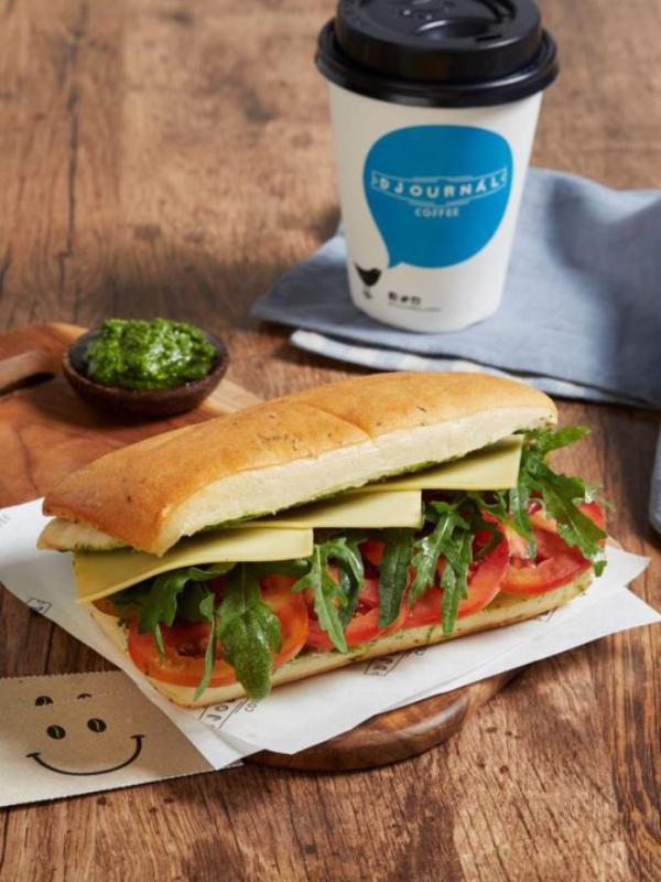 Pesto Caprese Sandwich (menu vegetarian).