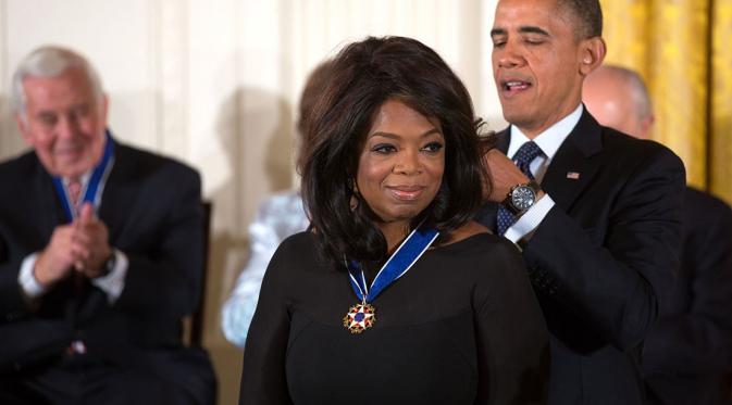Oprah Winfrey ketika menerima Presidential Medal of Freedom dari Barack Obama. (Foto: whitehouse.gov)
