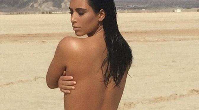 Kim Kardashian dalam salah satu pemotretan telanjangnya. 