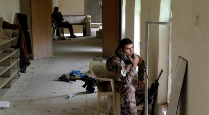 Sniper bersiaga di dalam rumah warga yang telah ditinggalkan (Reuters)