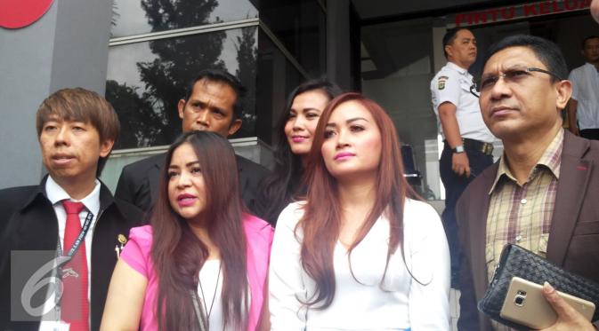 Annisa Bahar (mengenakan baju merah) bersama anak didiknya, Ratna (berbaju putih, kedua dari kanan) bersama pengacara melaporkan seorang dokter dengan tuduhan malapraktik di Polda Metro Jaya, Jumat (18/11/2016). (Foto: Fajarina Nurin/Liputan6.com)