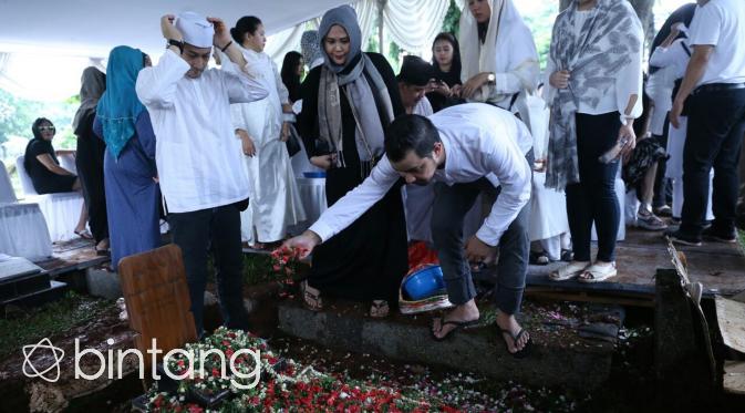 Pemakaman Ayahanda Annisa Trihapsari (Nurwahyunan/Bintang.com)