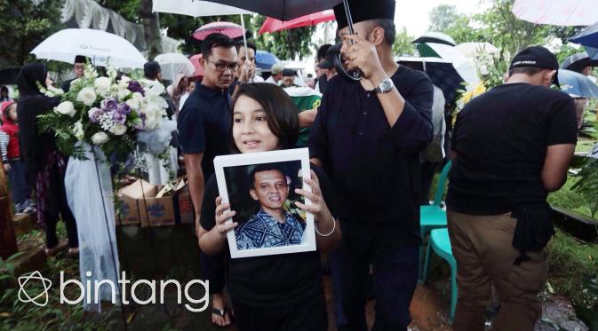 Suasana pemakaman suami Iga Mawarni (Galih W. Satria/Bintang.com)
