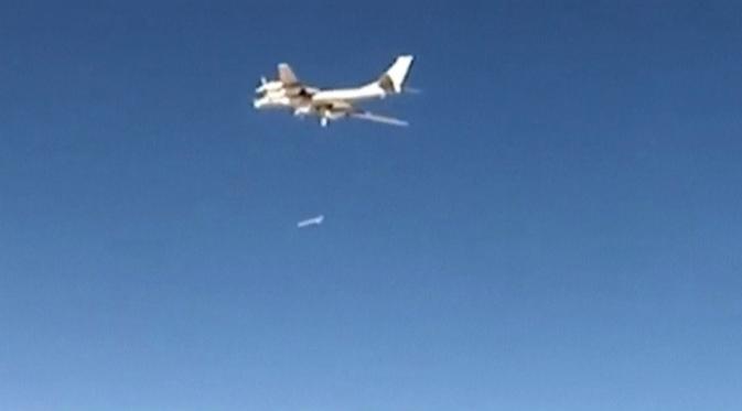 Sebuah gambar yang diambil dari rekaman video drone yang dirilis oleh Kementerian Pertahanan Rusia pada 17 November 2016, menunjukan Pesawat bomber Rusia saat menjatuhkan bom ke target markas ISIS di lokasi yang tidak diketahui di Suriah. (Reuters)