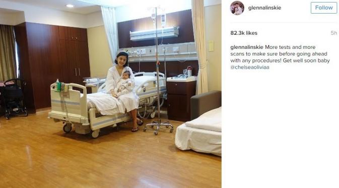 Chelsea Olivia saat masuk rumah sakit. Ia selalu ditemani buah hatinya dan Glenn Alinskie. (Instagram @glennalinskie)