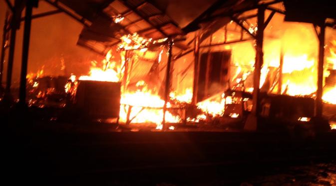 Kebakaran melanda Pasar Waru, Kota Semarang, Jawa Tengah, Jumat (18/11/2016) malam. (Liputan6.com/Edhie Prayitno Ige)