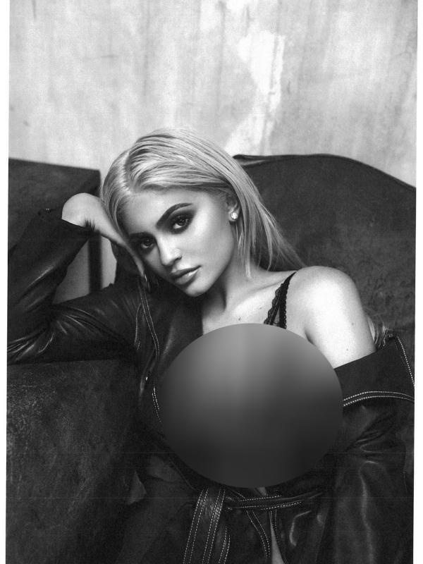 Kylie Jenner makin tak sungkan mengumbar keseksiannya, bahkan mengunggah foto yang menonjolkan puting payudaranya di Instagram.