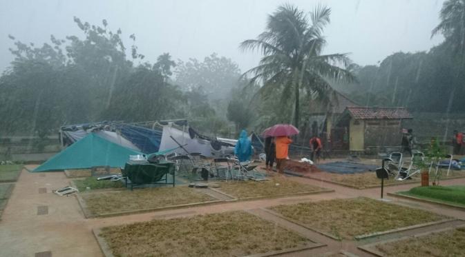 Hujan deras mengguyur pemakaman Sutan Bhatoegana. Bukan hanya membasahi tanah, tapi nagin yang cukup besar merobohkan tenda di pemakaman. (Bambang E Ros/Bintang.com)