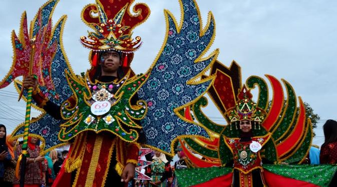 Warna-warni parade kain batik besurek Bengkulu (Yuliardi Hardjo Putro/Liputan6.com)