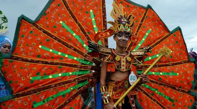 Aksi peserta parade kain batik besurek Bengkulu (Yuliardi Hardjo Putro/Liputan6.com)