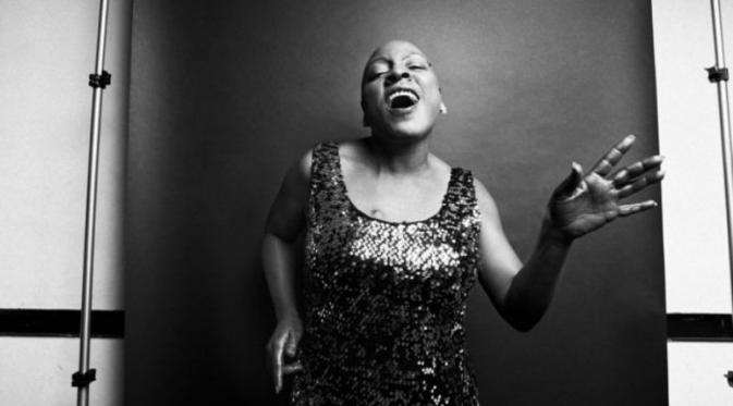 Penyanyi soul wanita ternama, Sharon Jones, meninggal dunia di usia 60 tahun. (Foto: Rolling Stone)