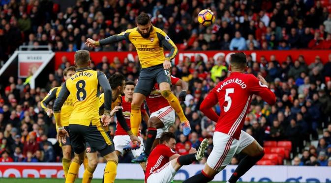 Striker Arsenal, Olivier Giroud, mencetak gol balasan di menit ke-89 ke gawang MU dalam laga Premier League di Stadion Old Trafford, Sabtu (19/11/2016). (Reuters/Phil Noble)