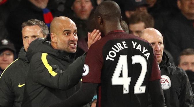 Pelatih Manchester City, Pep Guardiola, merayakan gol yang dicetak Yaya Toure ke gawang Crystal Palace. Pada laga itu Toure berhasil mencetak dua buah gol. (Reuters/John Sibley)