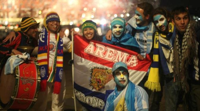 Harie Pandiono di tengah-tengah fans Argentina dan negara kontestan Piala Dunia 2010. (Bola.com/Dok.pribadi)