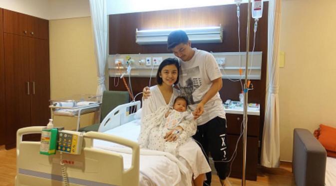 Chelsea Olivia pasca operasi usus buntu, Glenn Alinskie setia menemani. (Instagram @chelseaoliviaa)