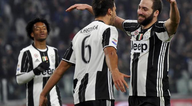 Striker Juventus, Gonzalo Higuain (kanan) memberikan selamat pada Sami Khedira usai mencetak gol ke gawang Pescara, pada laga lanjutan Serie A 2016-2017, di Juventus Stadium, Minggu (20/11/2016) dini hari WIB. (Reuters/Giorgio Perottino)