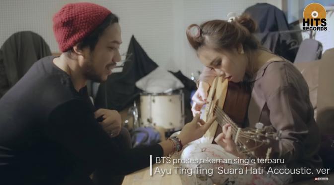 Ayu Ting Ting saat belajar memainkan gitar di singel Suara Hari. (YouTube Hits Record)