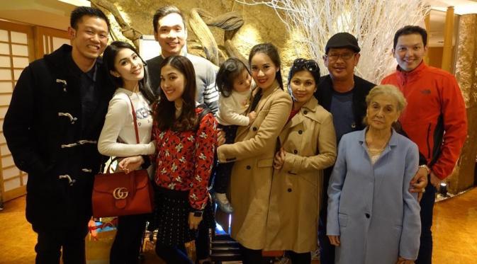 Sandra Dewi dan Harvey Moeis usai menikah di Jepang bersama keluarga [foto: instagram]