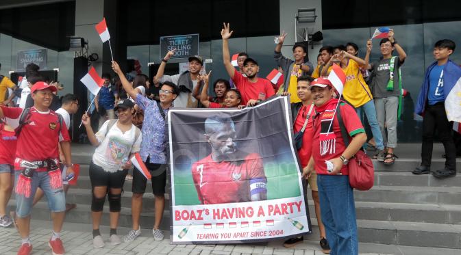 Suporter Merah-Putih membentangkan poster Boaz Solossa saat memberi dukungan untuk Timnas Indonesia melawan Thailand pada laga AFF Suzuki Cup 2016 di Philippine Sports Stadium, (19/11/2016).  (Bola.com/Nicklas Hanoatubun)