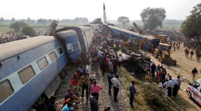 Kereta Indian Express tergelincir pada Minggu 20 November 2016 pada pukul 03.00 waktu setempat, menyebabkan lebih dari 100 orang tewas (Reuters).