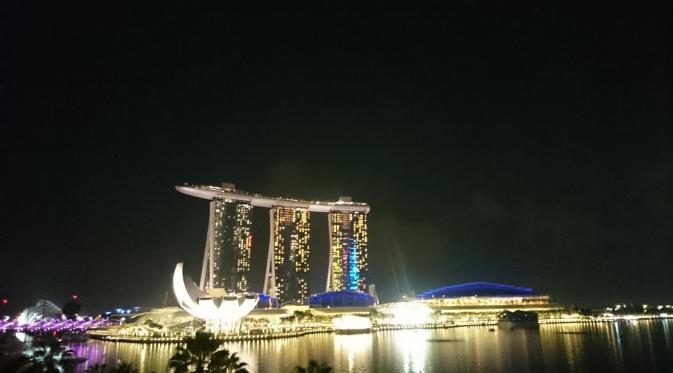 Nuansa Romantis Naik Perahu Boat Keliling Singapore River