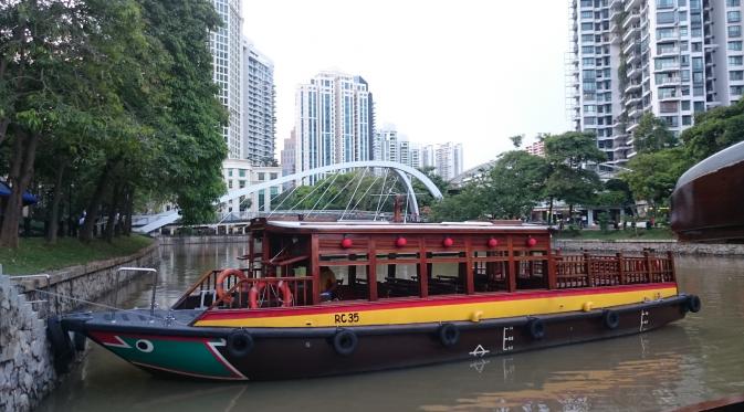 Nuansa Romantis Naik Perahu Boat Keliling Singapore River