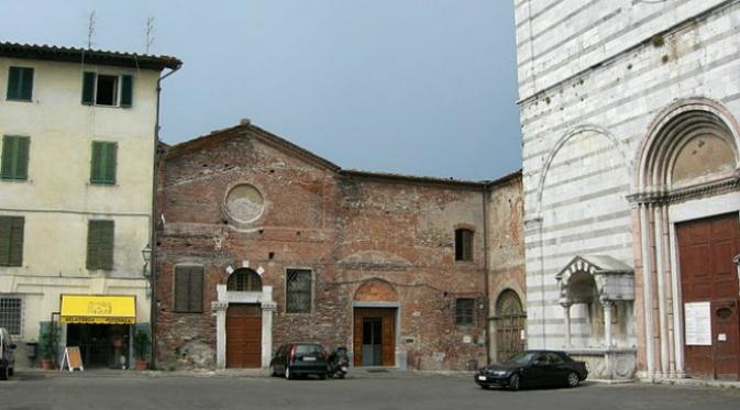 Biara San Francesco di kota Lucca, Italia. Ternyata manusia purbakala sudah menggunakan gigi palsu untuk permasalan gigi mereka. Apa bahan prostetik tersebut? (Sumber Wikipedia/Sailko)