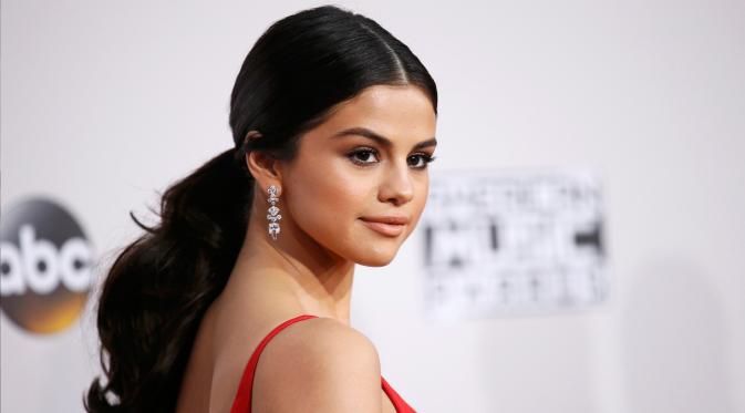 Selena Gomez berpose di karpet merah perhelatan American Music Awards (AMA) 2016 di Los Angeles, California, Minggu (20/11). Tampak sehat dan segar bugar, Selena pun semakin sempurna dengan riasan makeup bernuansa bronze. (REUTERS/Danny Moloshok)