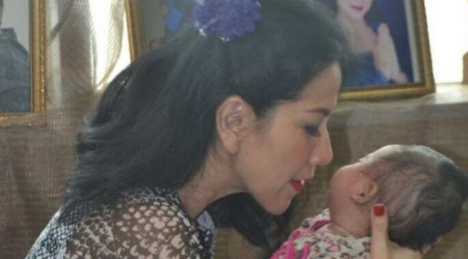 Venna Melinda bersama anak adopsinya, Vania Athabina. (Instagram - @venna.melinda)