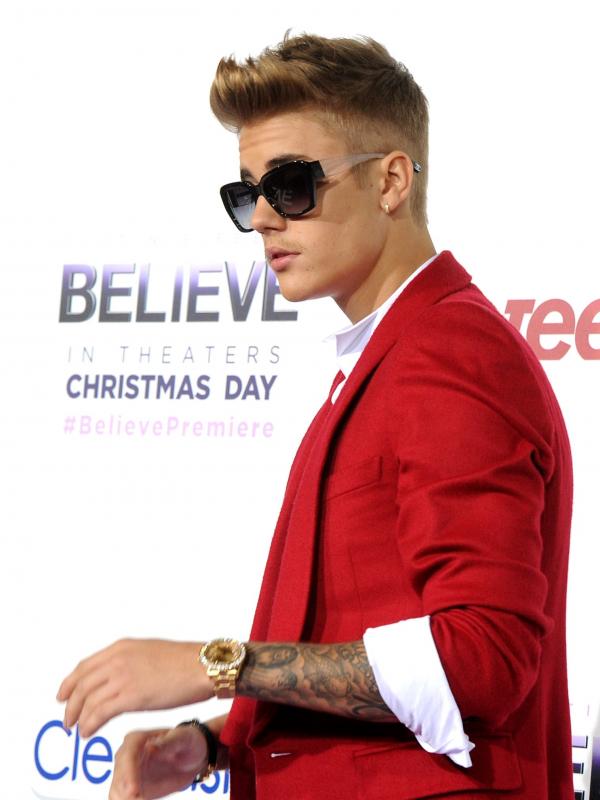 Tidak sia-sia berlompatan di atas panggung  dan menghadirkan penampilan yang maksimal, penampilan Justin Bieber saat itu berhasil membuat para penggemarnya meneteskan air mata karena terharu. (AFP/Bintang.com)