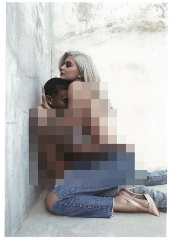 Kylie Jenner mengunggah foto mesranya dengan Tyga saat bertelanjang dada. (Instagram/kyliejenner)