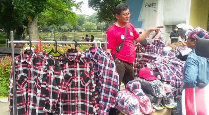 Penjual baju kotak-kotak di Rumah Lembang (Liputan6.com/ Delvira Chaerani Hutabarat)