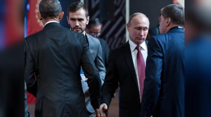 Obama dan Putin tak saling bertatap ketika berjabat tangan (AFP)