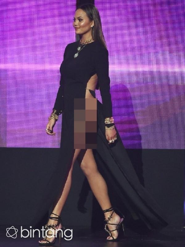 Gaun yang dikenakan Chrissy Teigen, istri John Legend tak mampu menutupi bagian intimnya. (AFP/Bintang.com)